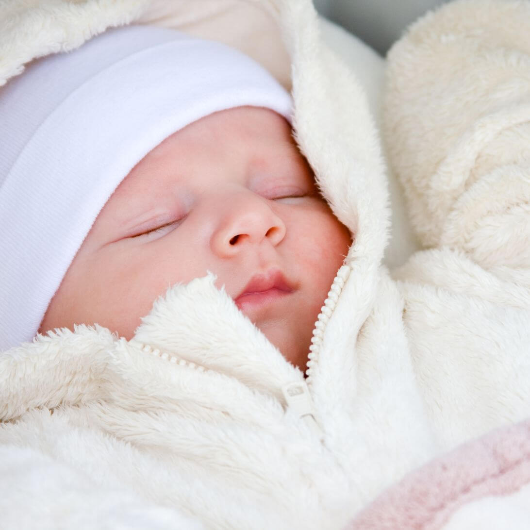 Baby geniet van nachtrust tijdens koude maanden