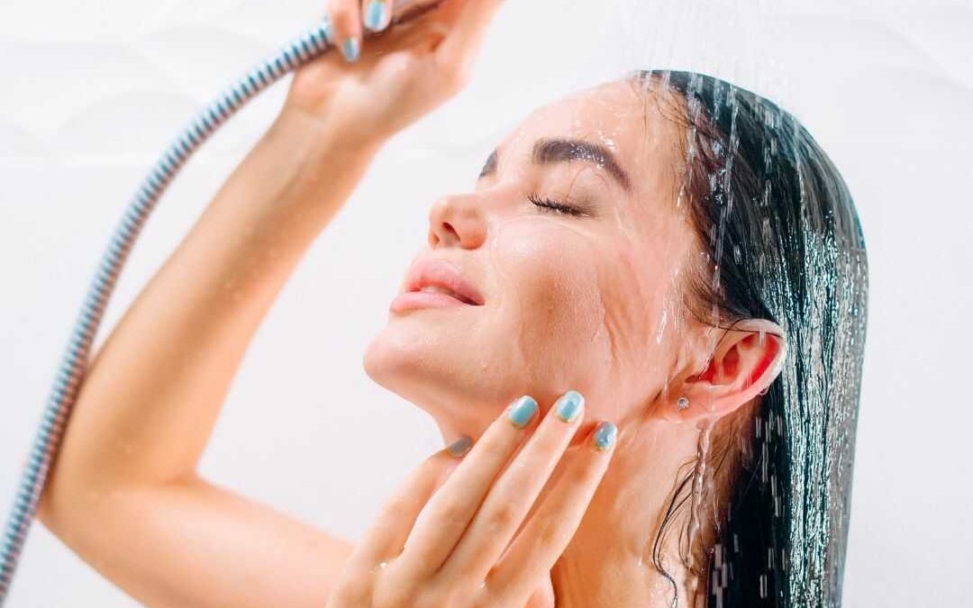 Een warm bad of warme douche nemen