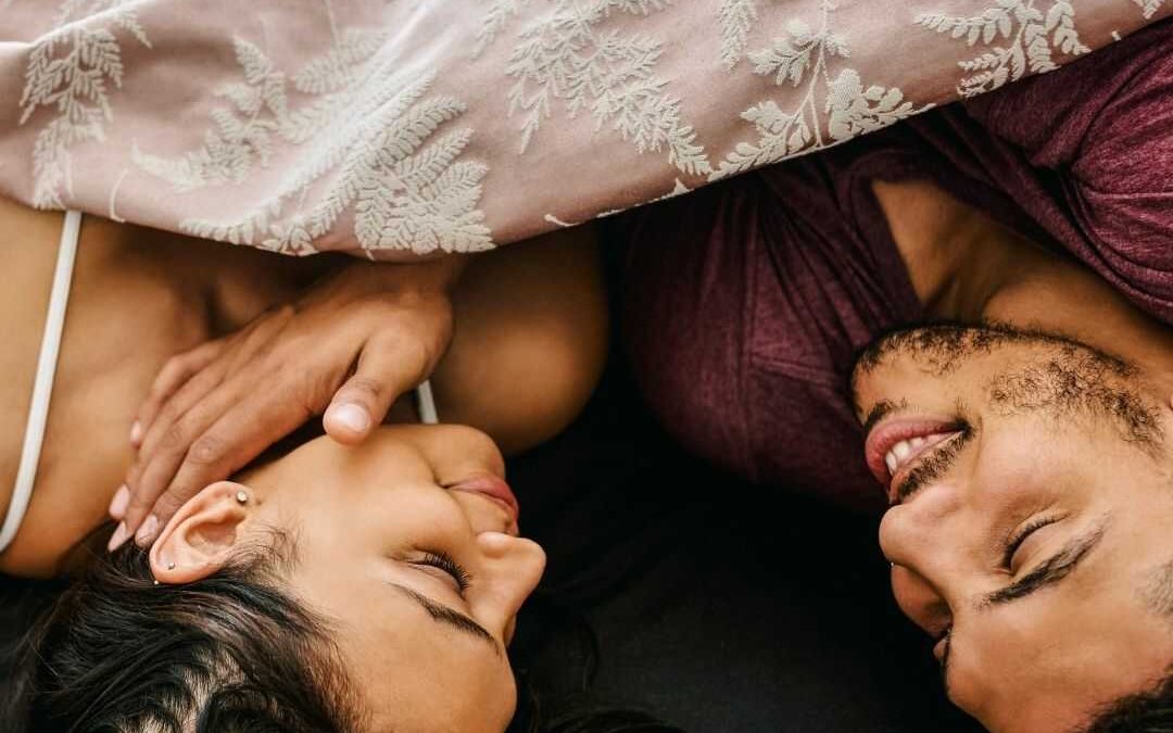 Vrouwen nemen vaker initiatief in bed dan mannen