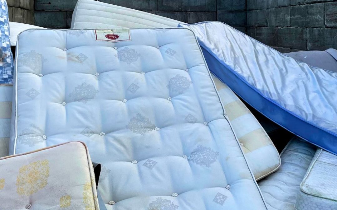 De nadelen van slapen op een oud matras
