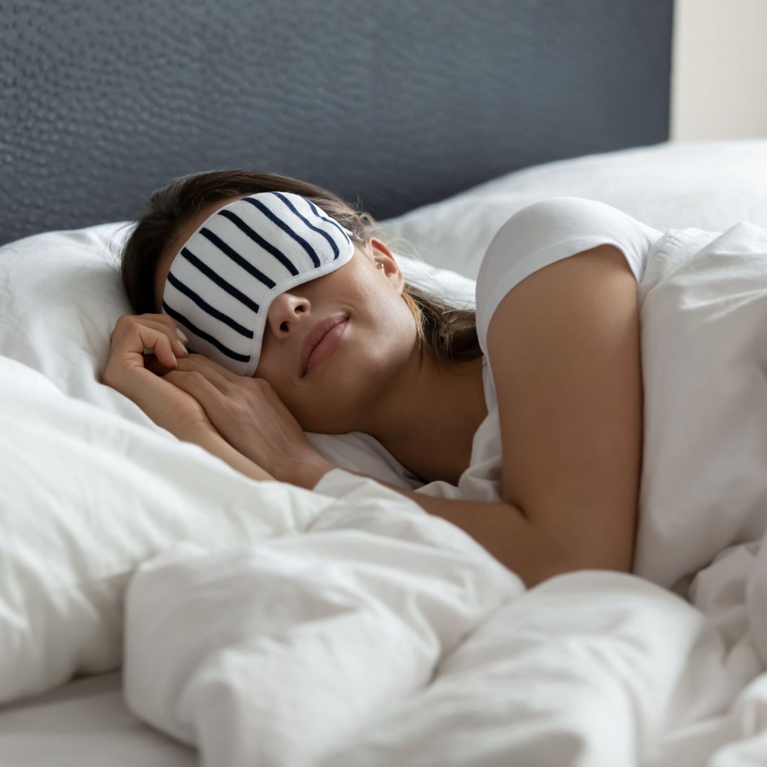Vrouw slaapt met slaapmasker op