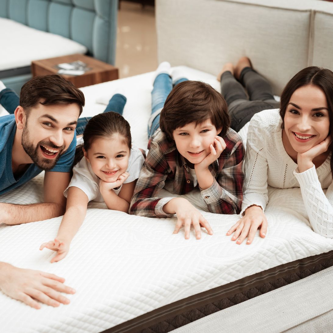 Ouders en kinderen testen het Emma Hybrid II Adjustable matras