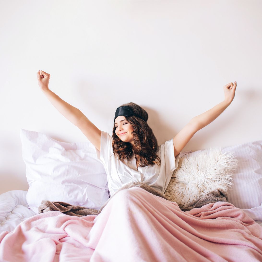 Vrouw wordt heerlijk wakker in boxspring die ze leaset. 