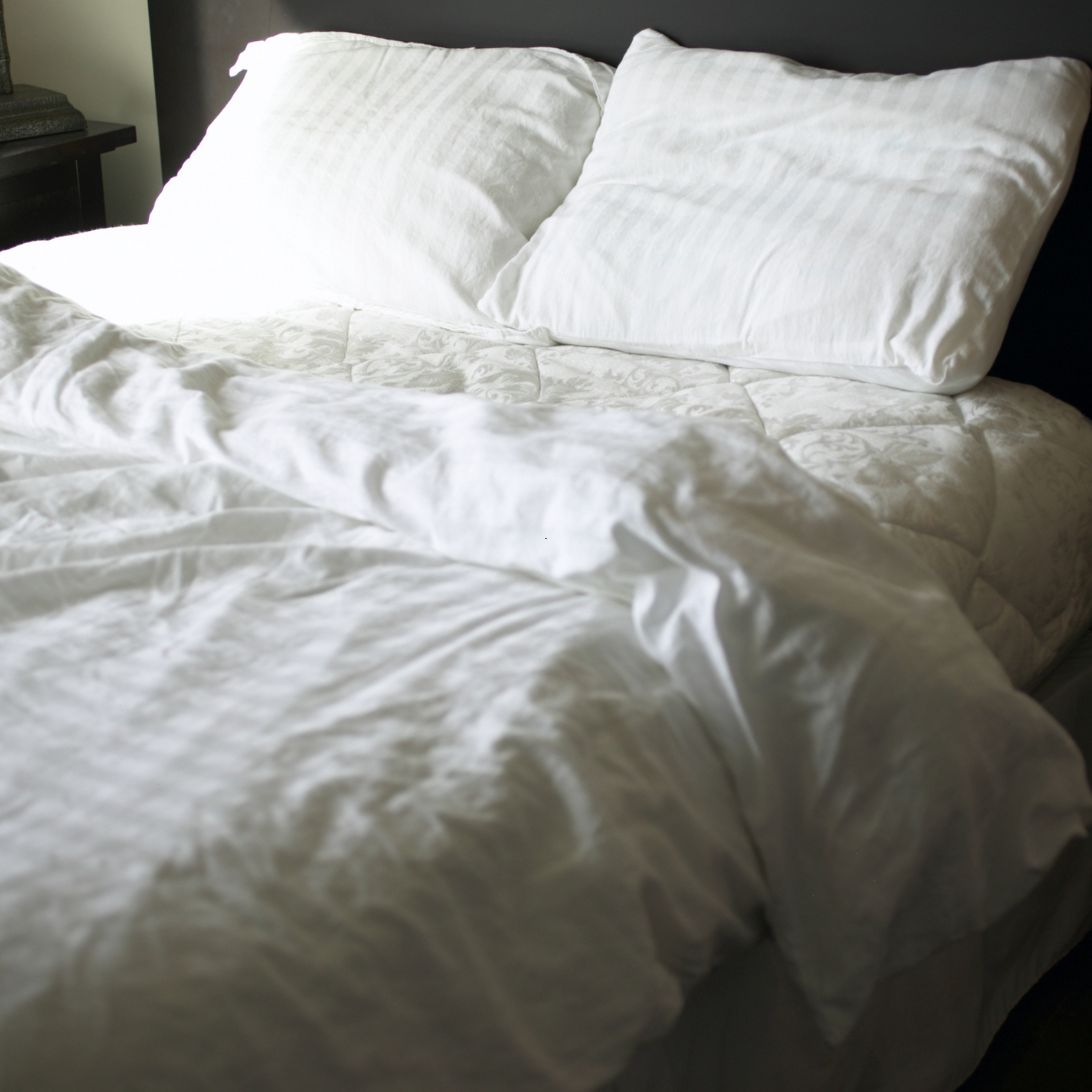 boxspring opgedekt met wit beddengoed