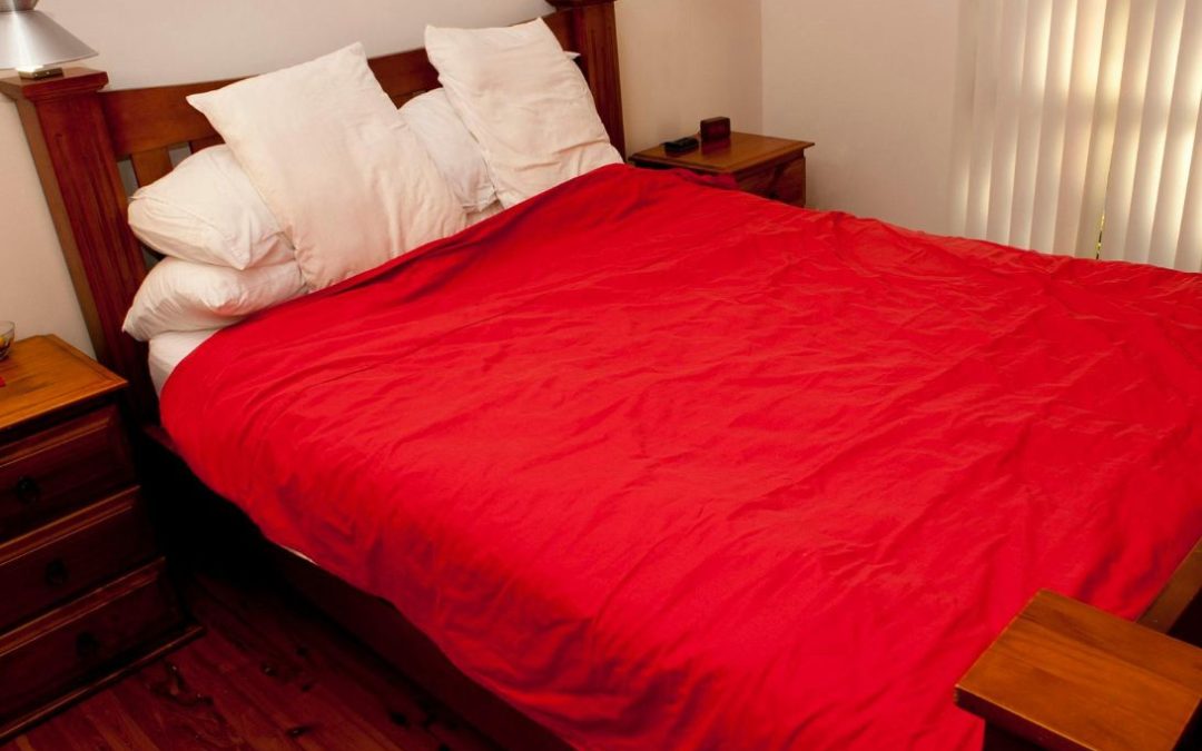 Alles over een massief houten bed: voordelen, houtsoorten en tips
