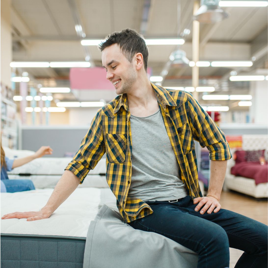 Man test matras hardheid in winkel
