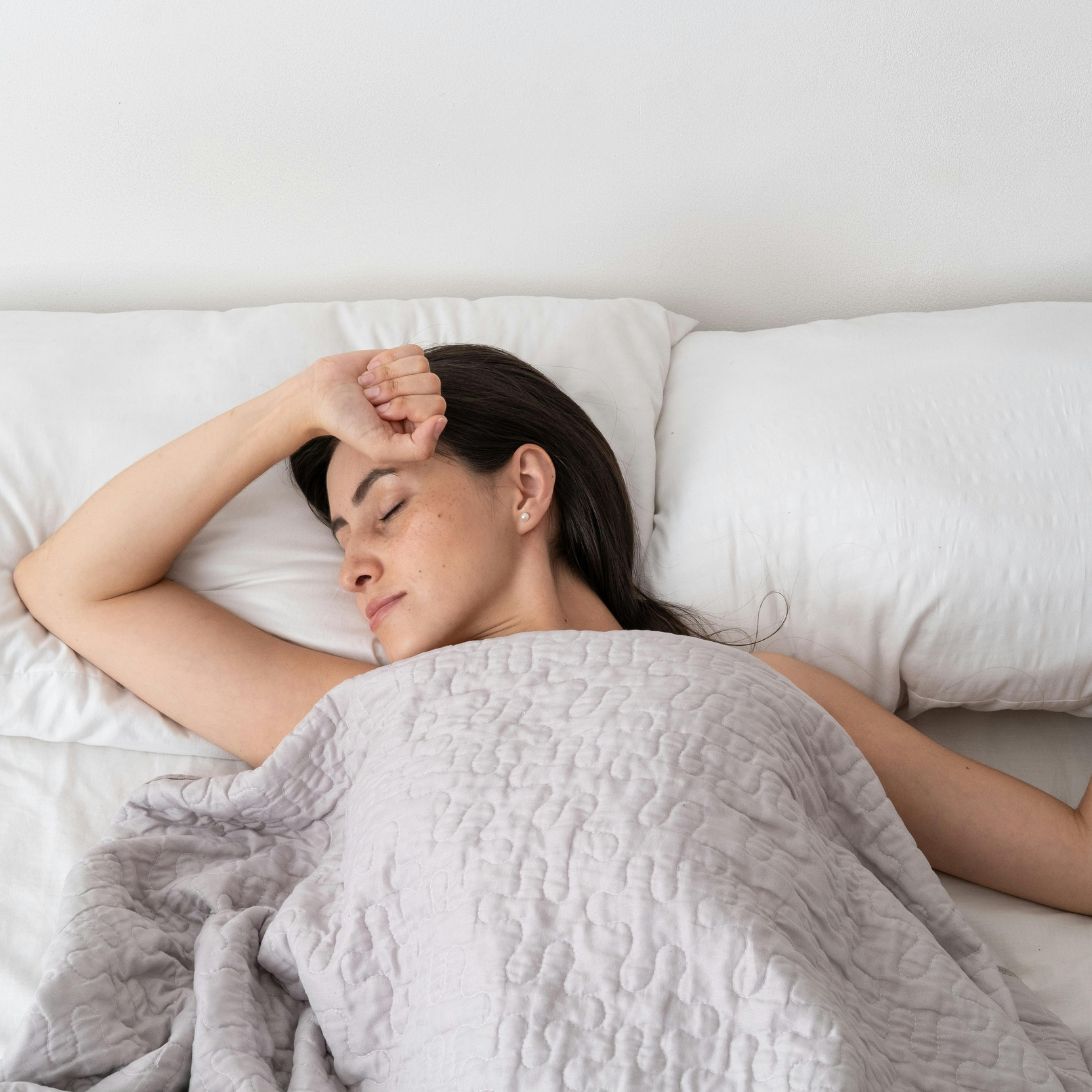 Vrouw ligt te slapen op matras 140 x 200 centimeter
