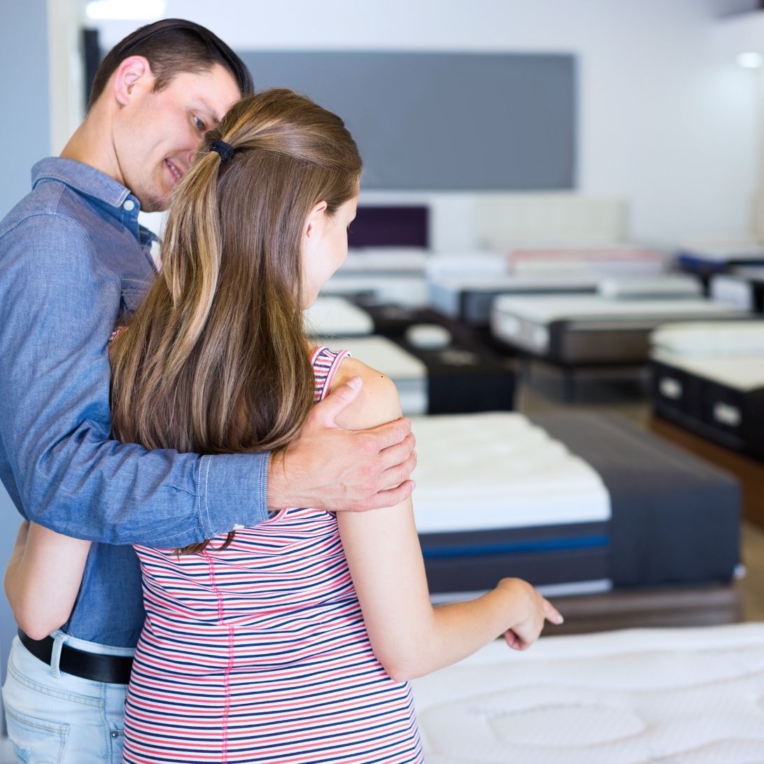 Man en vrouw bekijken IKEA matras