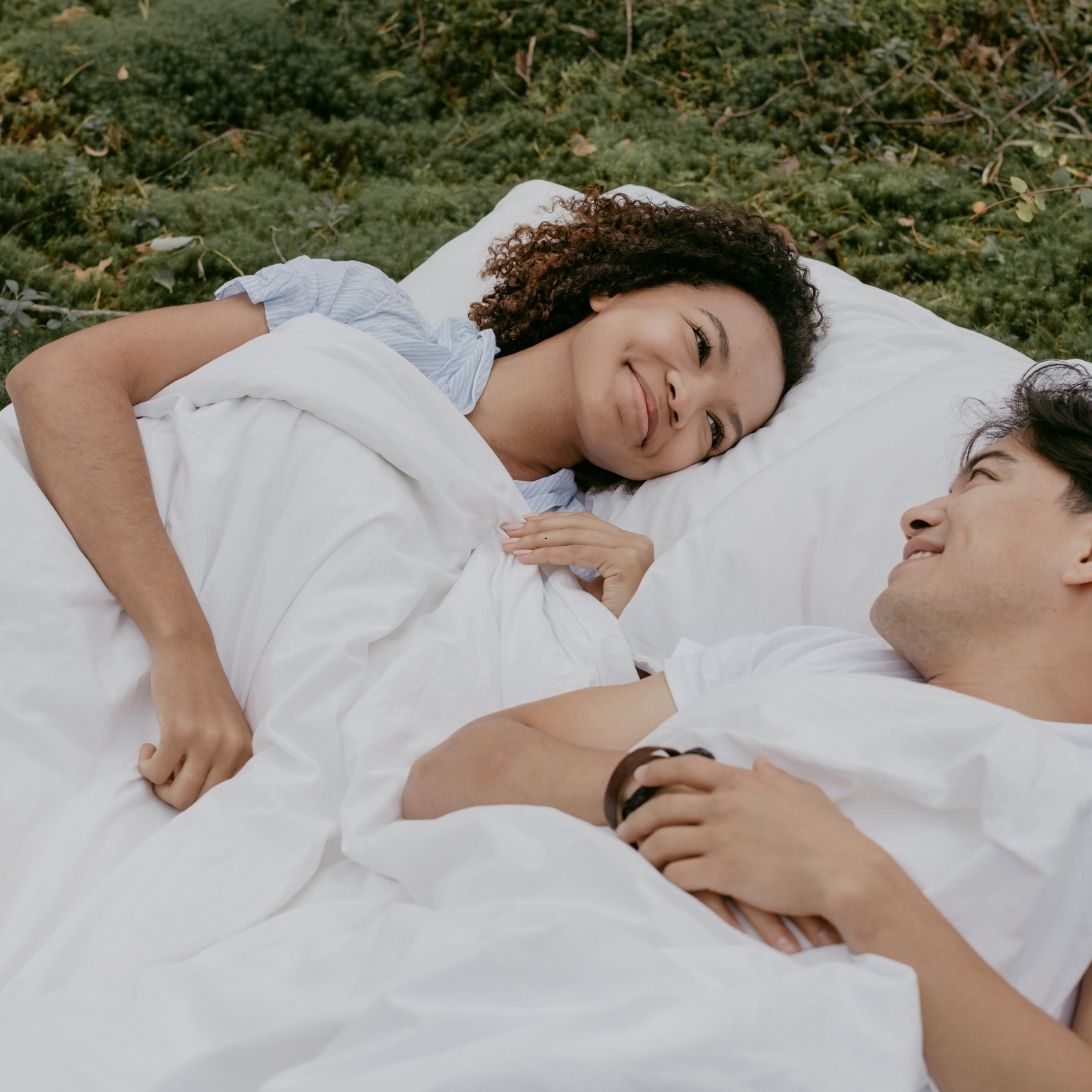 Man en vrouw liggen op Tuur Original matras