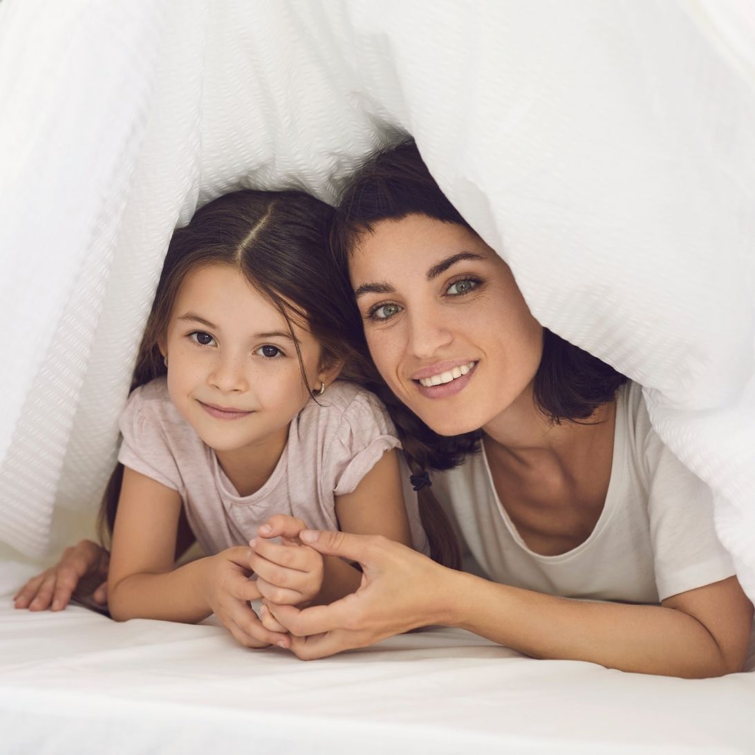 Vrouw en kind liggen op Wave by M line matras