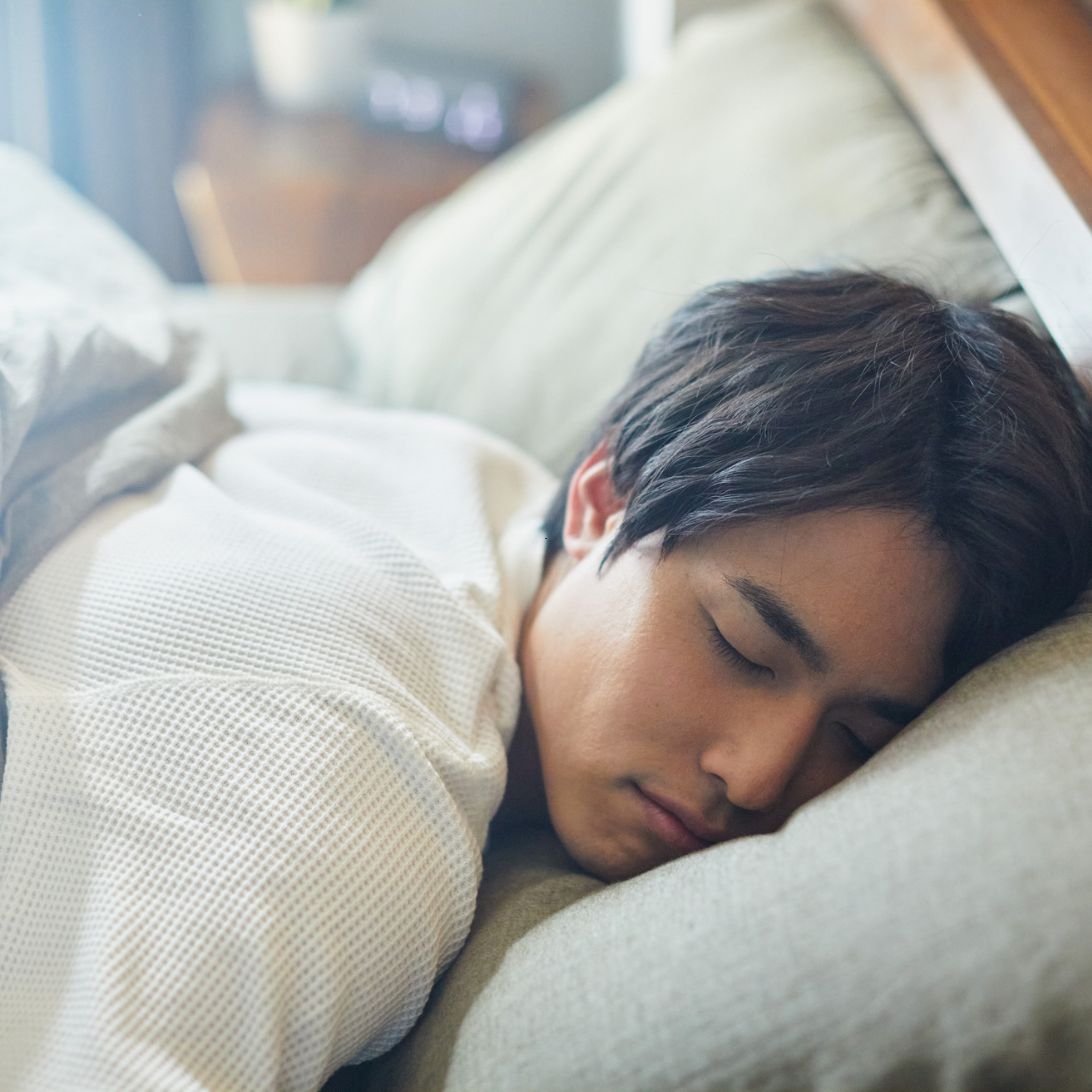 Man slaapt op beste alternatief voor het Emma Hybrid II Adjustable matras