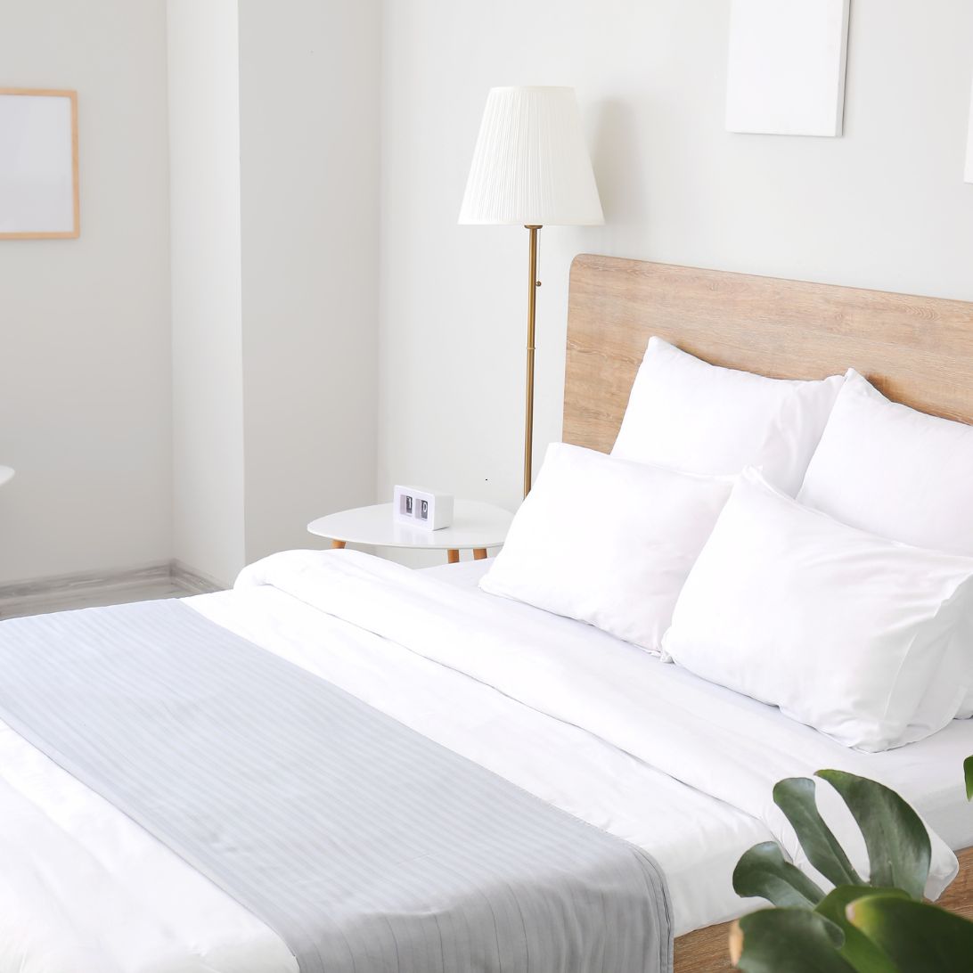 Opgedekt bed in slaapkamer