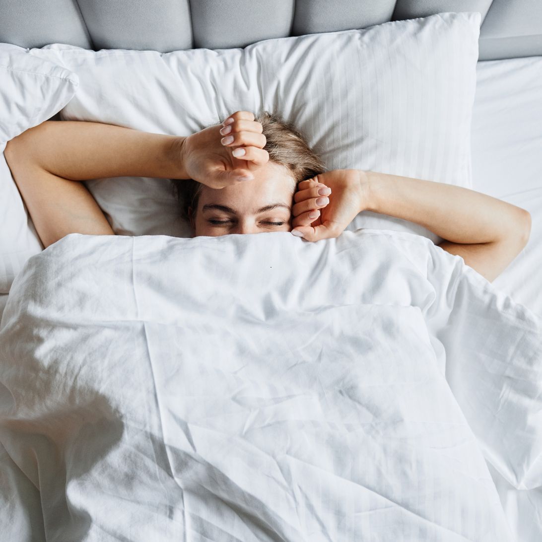 Vrouw wordt wakker op boxspring die ze heeft gekocht met een boxspring aanbieding