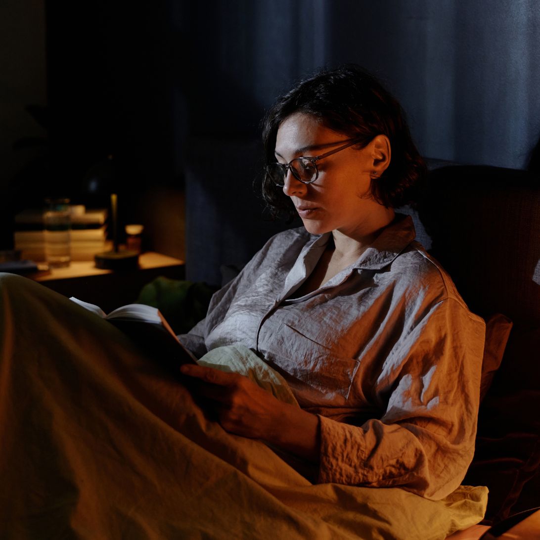 Vrouw is in bed aan het lezen dankzij omhoogstaande elektrische lattenbodem