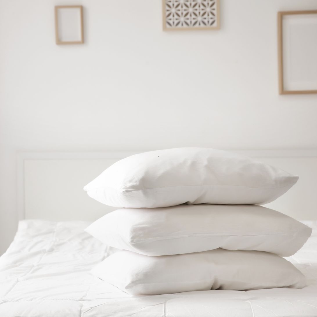 Stapel hoofdkussens op bed