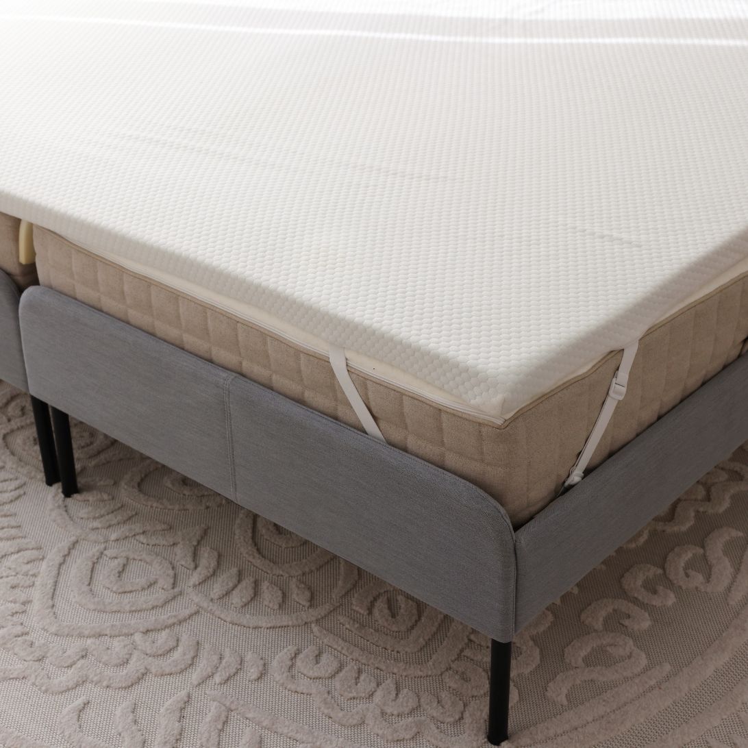 Koudschuim topper met elastieken bovenop matras