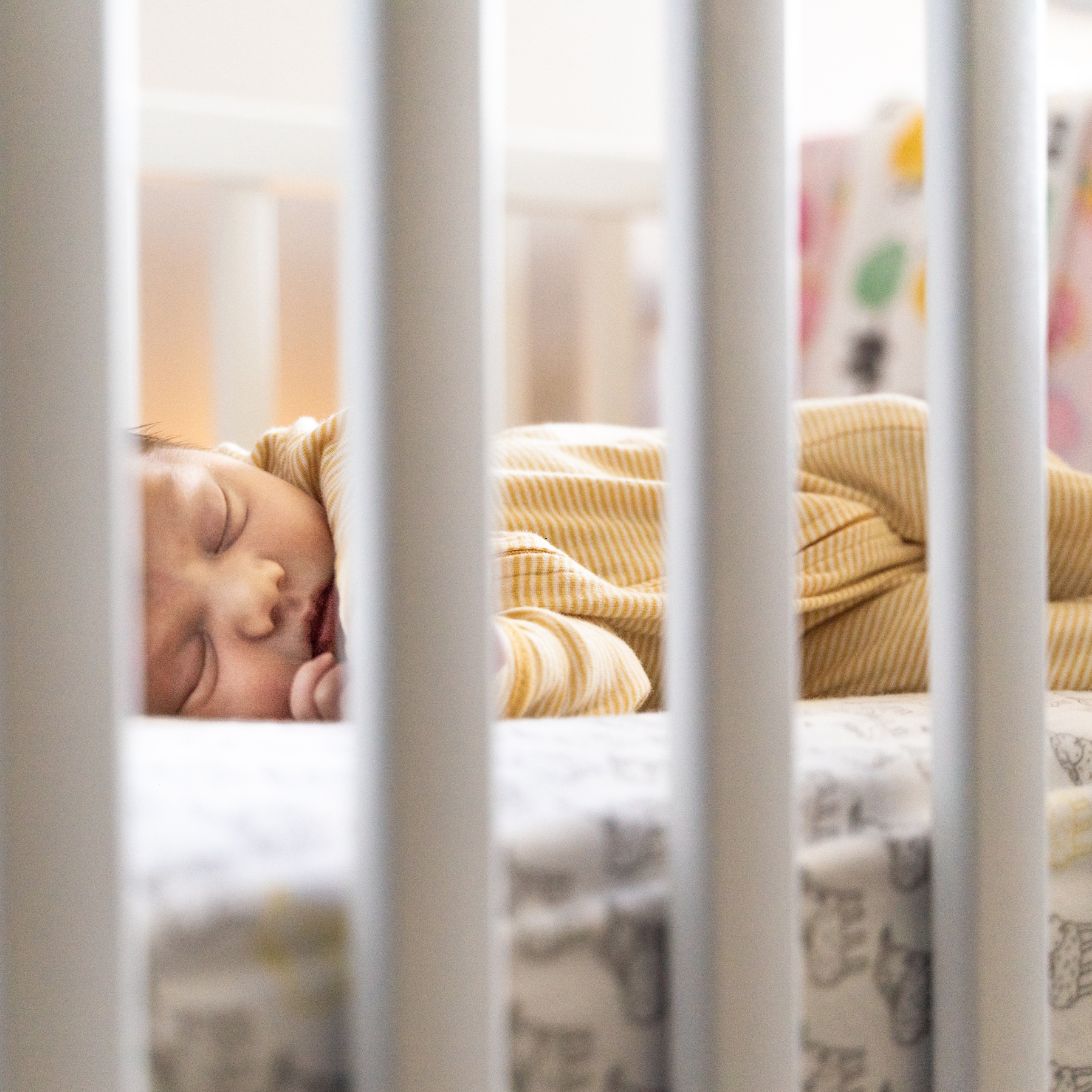 Baby ligt te slapen in babyslaapzak