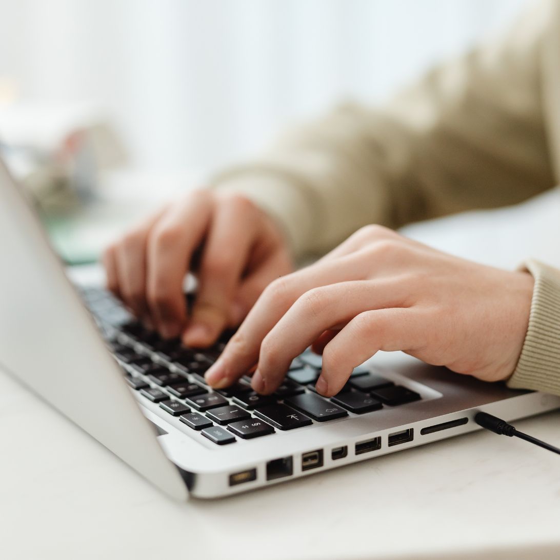 Persoon doet onderzoek naar matrassen op laptop
