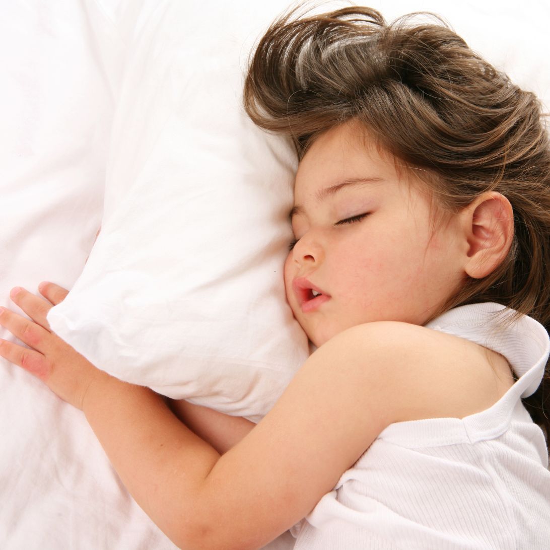 Kind ligt te slapen op kinderkussen