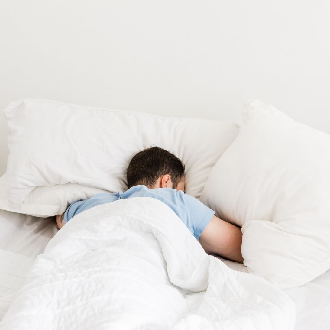 Man ligt te slapen, vermoedelijk in bed van ErgoSleep Breda