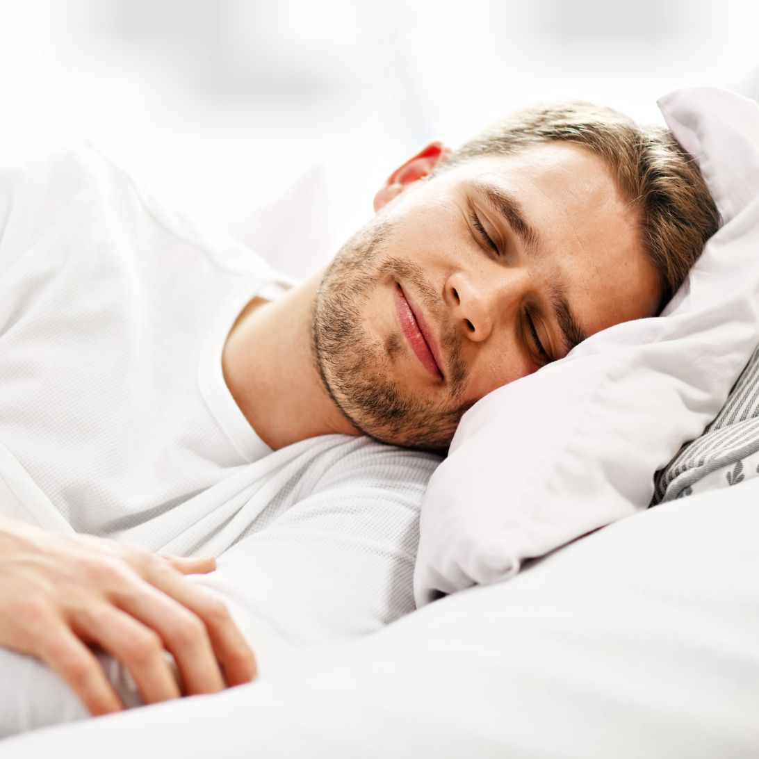 Man ligt te slapen in bed van Sleepfast Breda