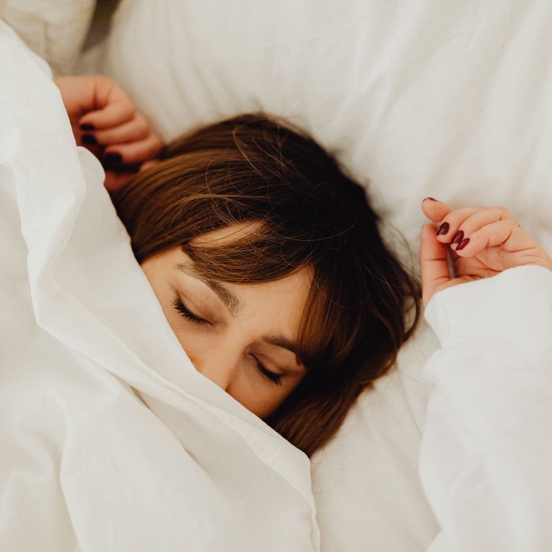 Vrouw ligt te slapen in bed van Nachtrust Breda